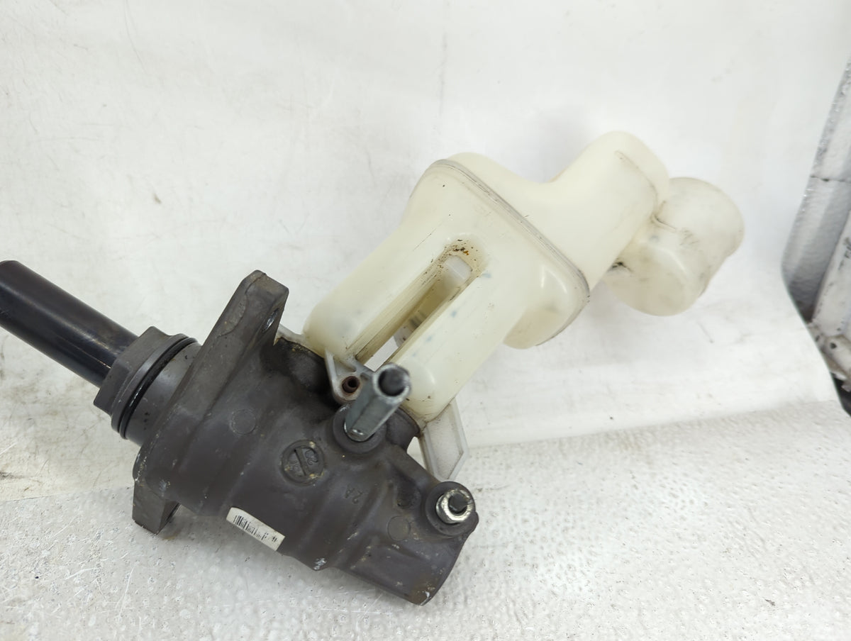 2004-2007 Toyota Highlander Brake Master Cylinder - Oemusedautoparts1.com