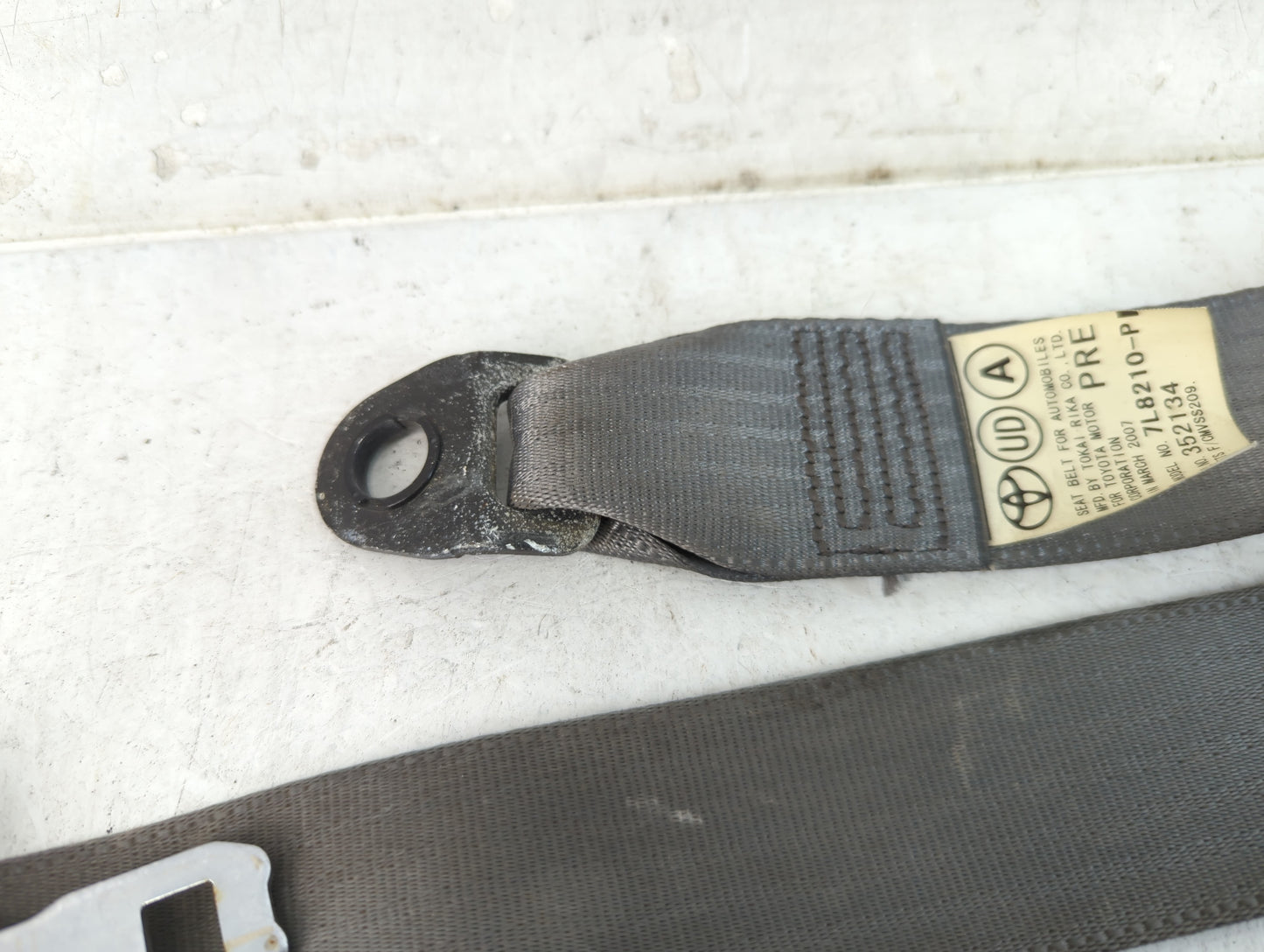 2004-2009 Toyota Prius Driver Seatbelt Buckle - Oemusedautoparts1.com