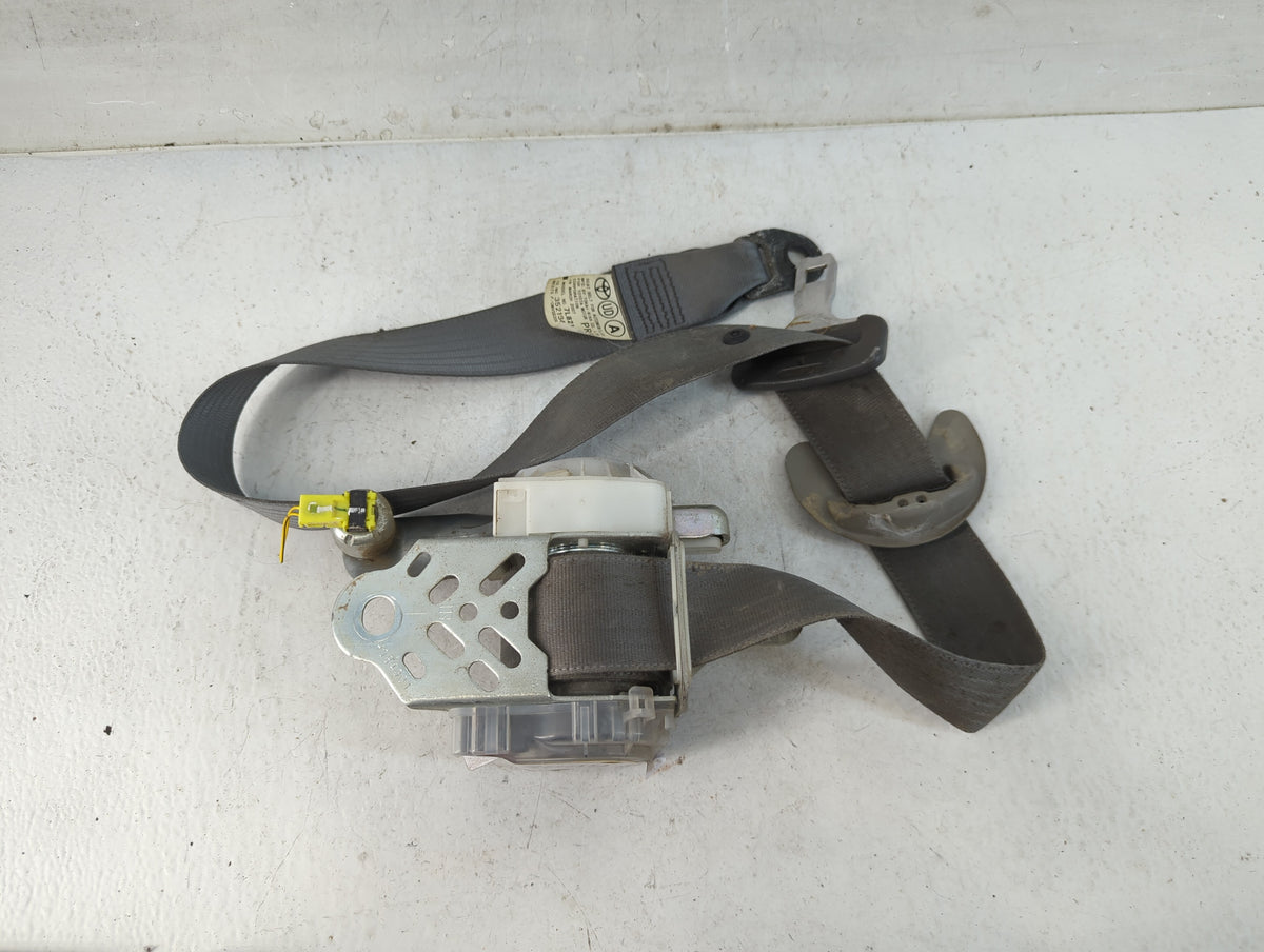 2004-2009 Toyota Prius Driver Seatbelt Buckle 833889 - Oemusedautoparts1.com