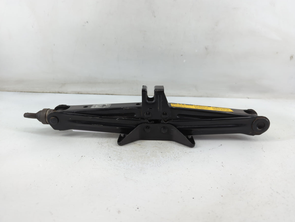 2007 Toyota Prius Spare Scissor Car Jack 833891 - Oemusedautoparts1.com