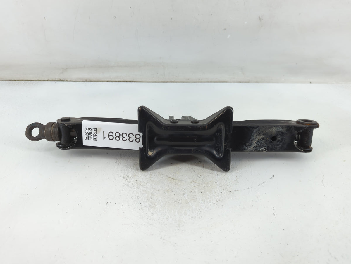 2007 Toyota Prius Spare Scissor Car Jack 833891 - Oemusedautoparts1.com