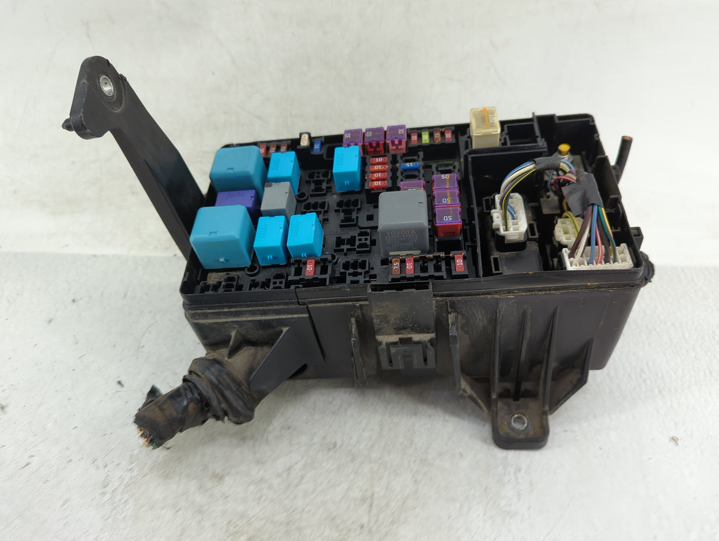 2005-2008 Toyota Tacoma Fusebox Fuse Box Panel Relay Module P/N:82662-04030 Fits Fits 2005 2006 2007 2008 OEM Used Auto Part