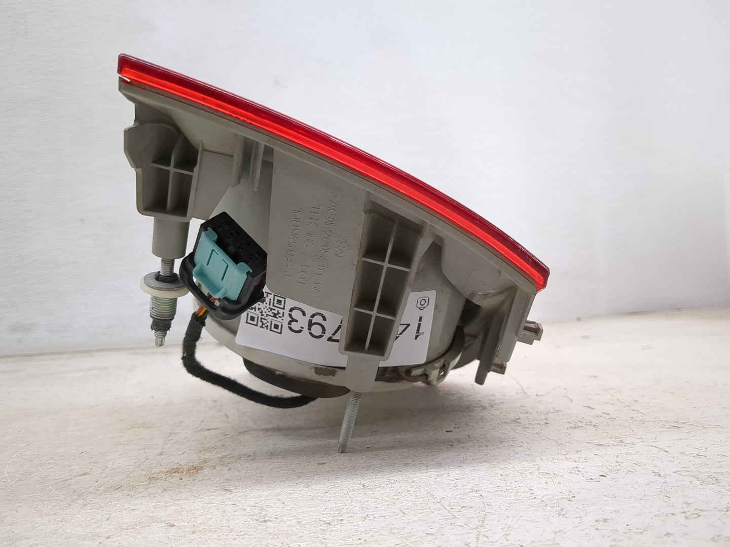 2007 Volkswagen Eos Driver Left Side Deck Lid Mounted Tail Light - Oemusedautoparts1.com