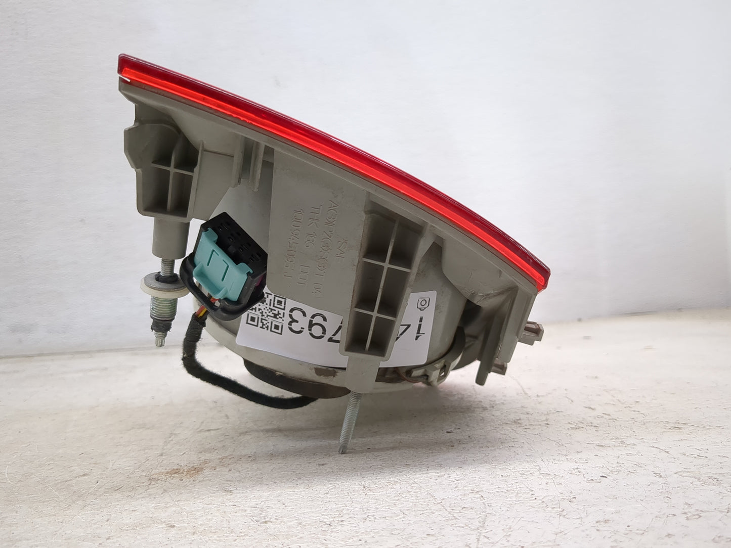 2007 Volkswagen Eos Driver Left Side Deck Lid Mounted Tail Light - Oemusedautoparts1.com