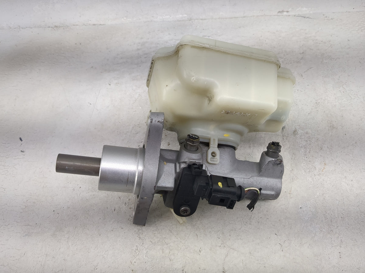 2007-2016 Volkswagen Eos Brake Master Cylinder - Oemusedautoparts1.com