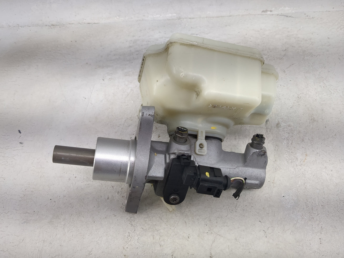 2007-2016 Volkswagen Eos Brake Master Cylinder - Oemusedautoparts1.com