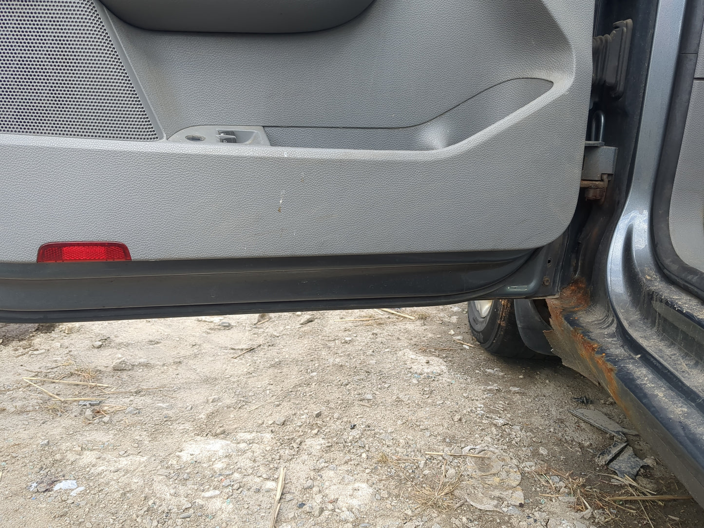 2005-2014 Volkswagen Jetta Driver Front Door Oem 1218357 - Oemusedautoparts1.com