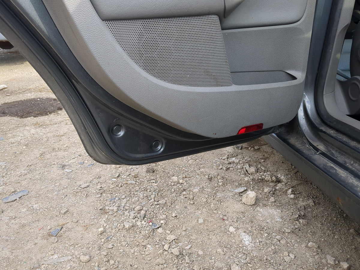 2005-2010 Volkswagen Jetta Driver Rear Door Oem 1218389 - Oemusedautoparts1.com