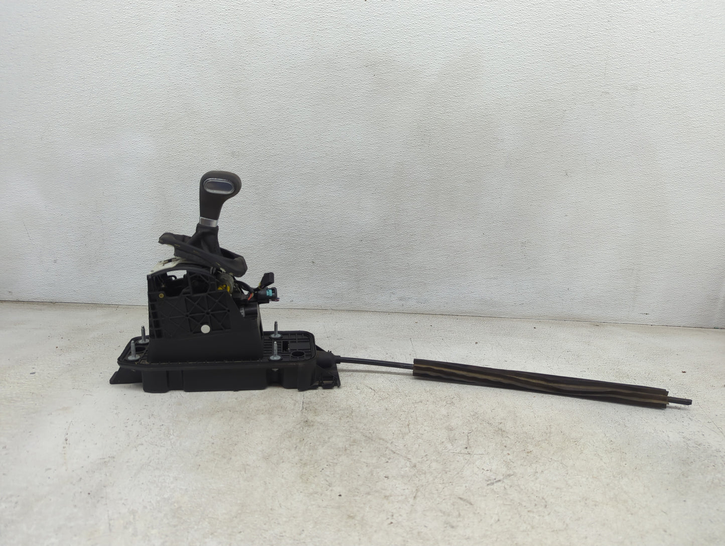 2007 Volkswagen Passat Floor Console Assembly Shifter - Oemusedautoparts1.com