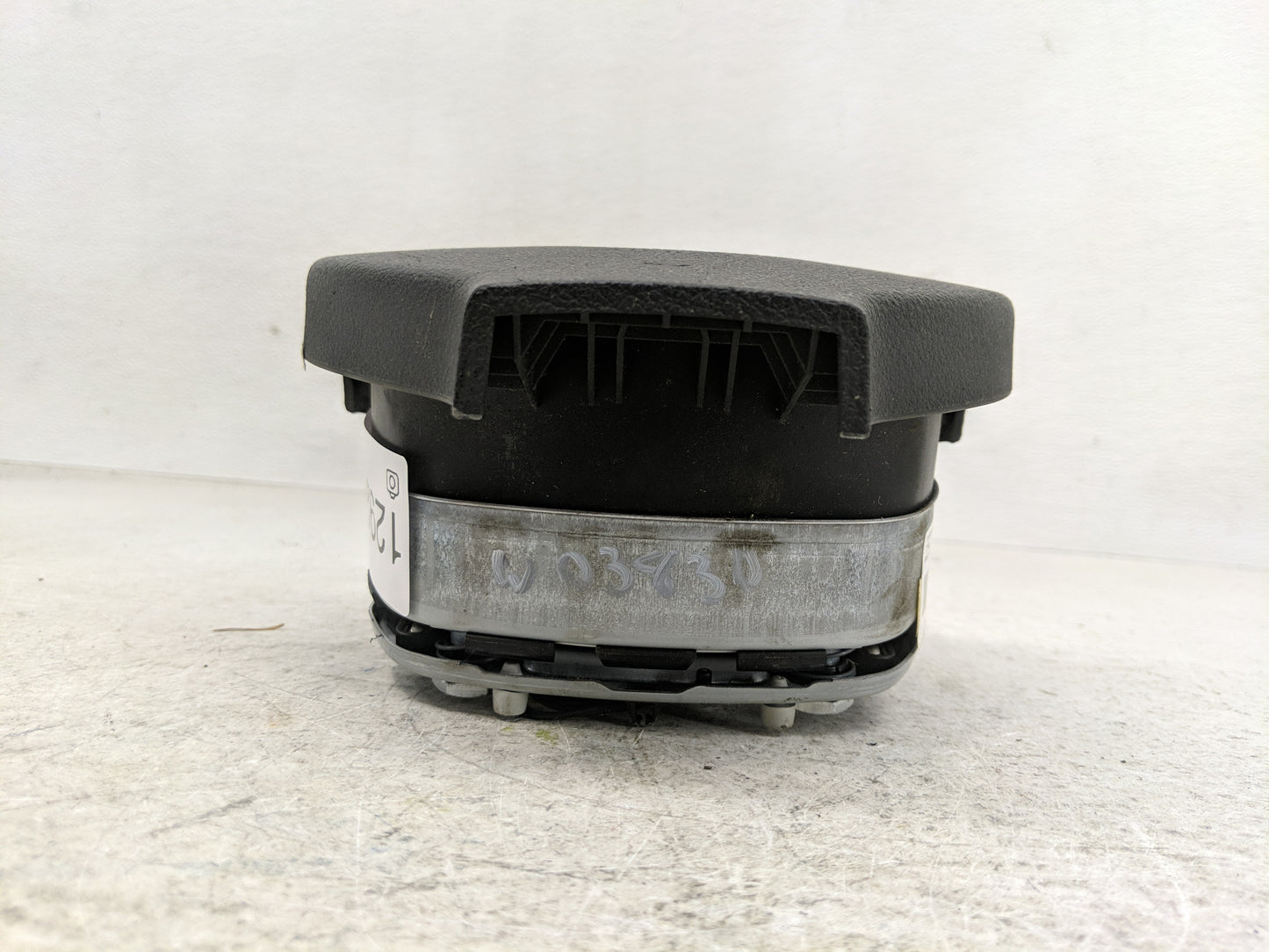 2006-2009 Volkswagen Rabbit Air Bag Driver Left Steering Wheel Mounted Fits Fits 2006 2007 2008 2009 OEM Used Auto Parts - O