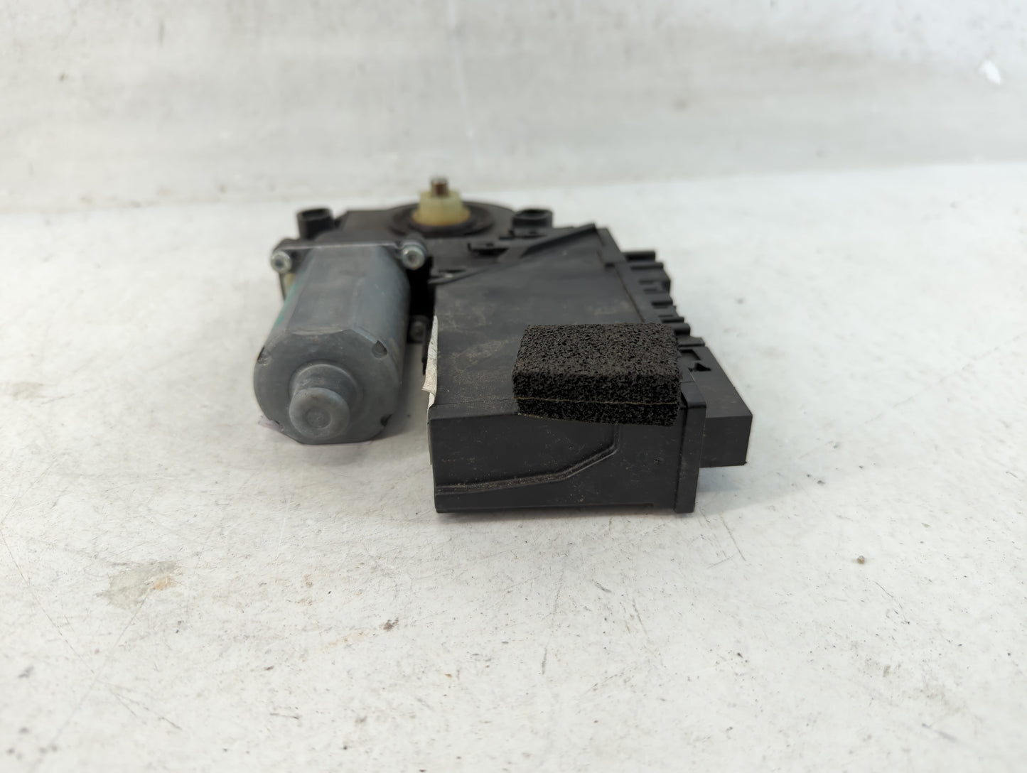 2010 Volkswagen Touareg window regulator motor control - Oemusedautoparts1.com