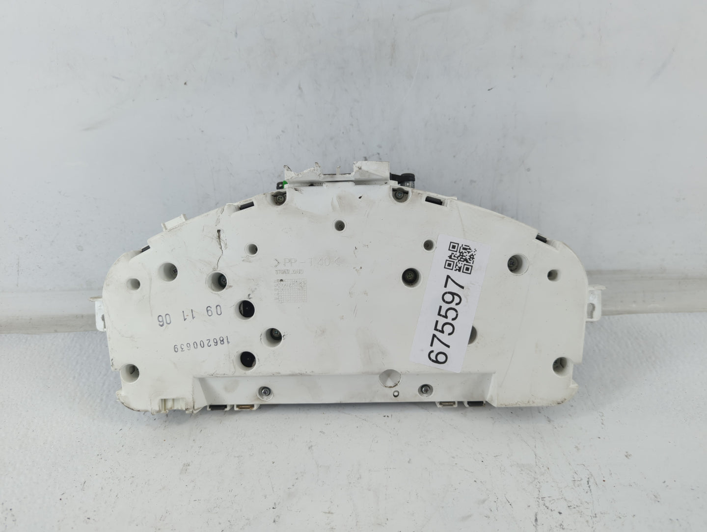 2004-2007 Volvo S40 Instrument Cluster Speedometer Gauges P/N:30710072 Fits Fits 2004 2005 2006 2007 OEM Used Auto Parts - O