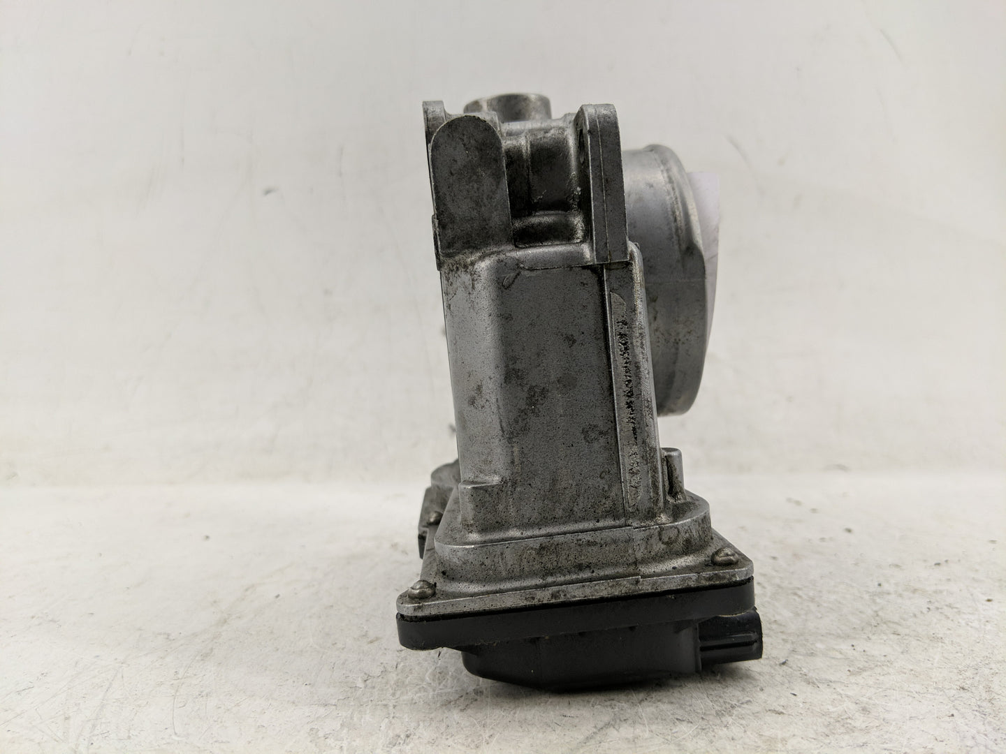 2007 Volvo V40 Throttle Body Fits Fits 2004 2005 2006 2008 2009 2010 OEM Used Auto Parts - Oemusedautoparts1.com