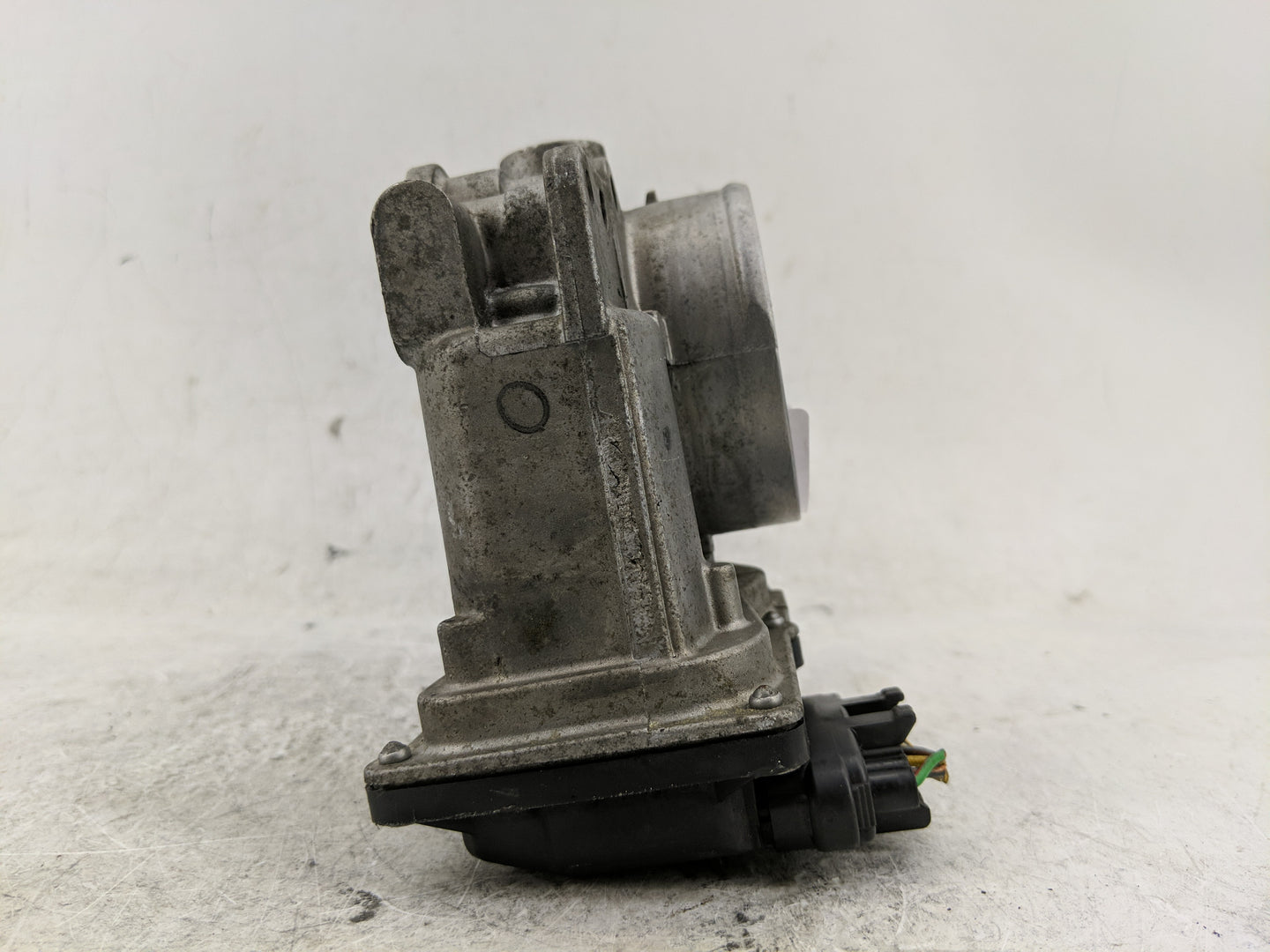 2007 Volvo V40 Throttle Body Fits Fits 2004 2005 2006 2008 2009 2010 OEM Used Auto Parts - Oemusedautoparts1.com