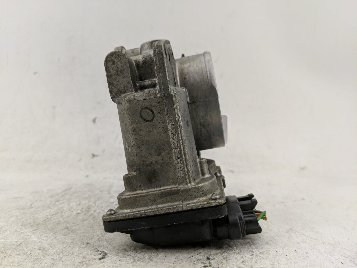2007 Volvo V40 Throttle Body Fits Fits 2004 2005 2006 2008 2009 2010 OEM Used Auto Parts - Oemusedautoparts1.com