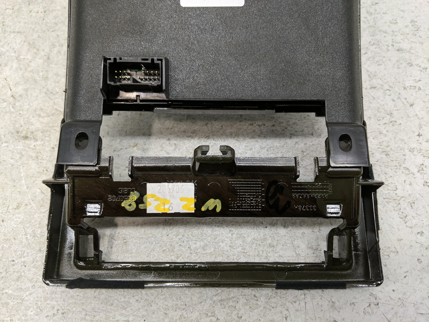Volvo V40 Radio Control Panel - Oemusedautoparts1.com