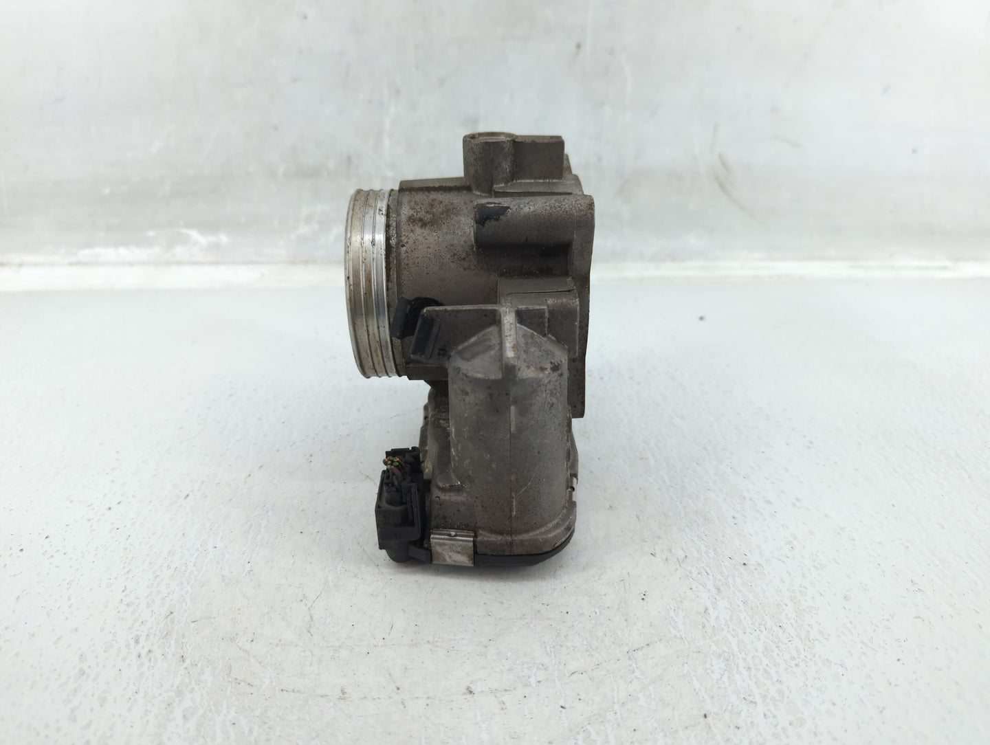 2005-2007 Volvo V70 Throttle Body P/N:06W194 30711553 Fits Fits 2004 2005 2006 2007 2008 2009 2010 OEM Used Auto Parts - Oem