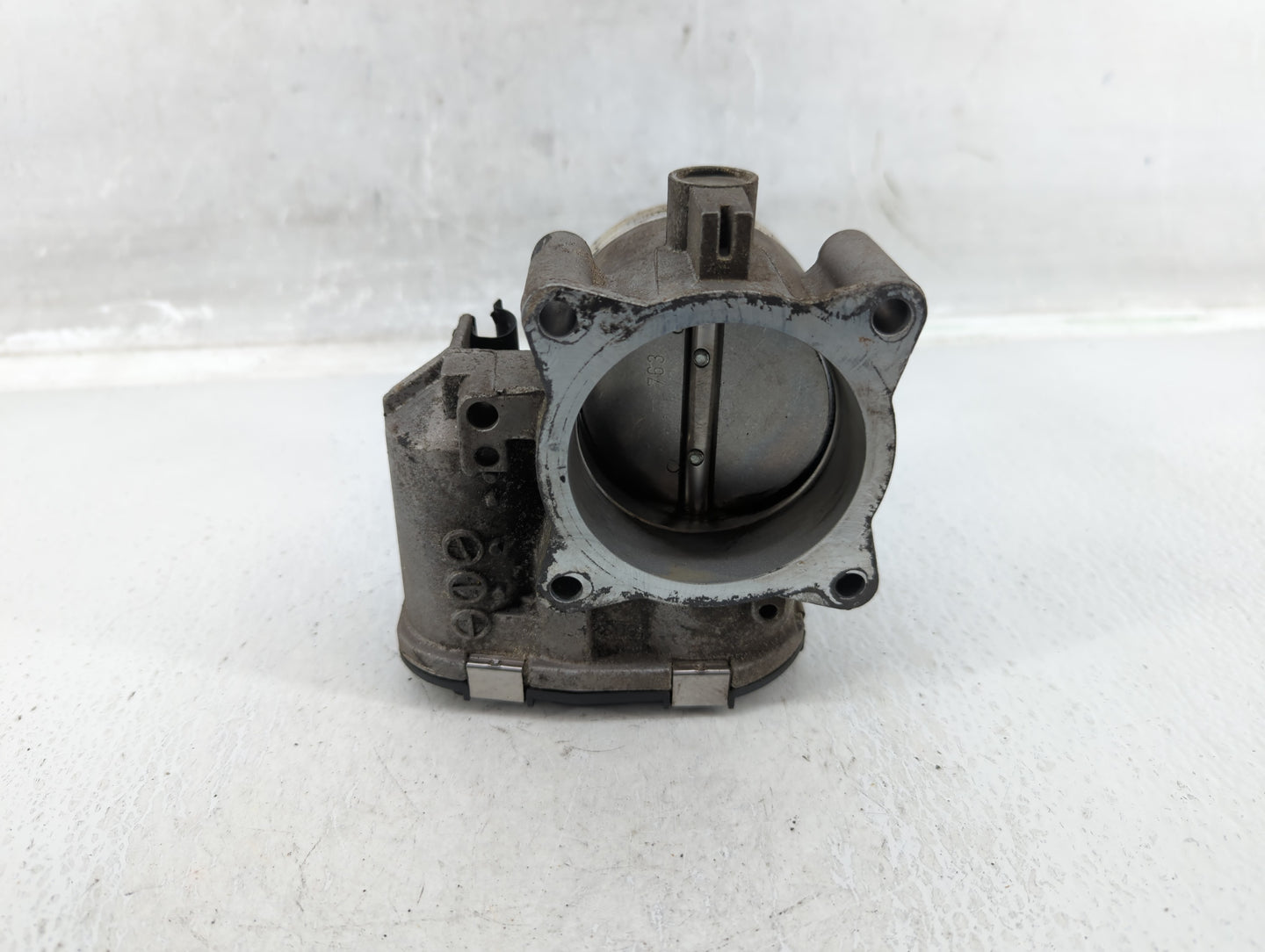 2005-2007 Volvo V70 Throttle Body P/N:06W194 30711553 Fits Fits 2004 2005 2006 2007 2008 2009 2010 OEM Used Auto Parts - Oem