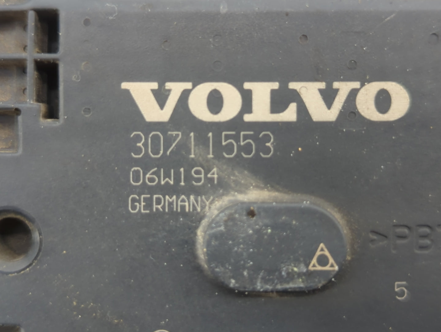 2005-2007 Volvo V70 Throttle Body P/N:06W194 30711553 Fits Fits 2004 2005 2006 2007 2008 2009 2010 OEM Used Auto Parts - Oem