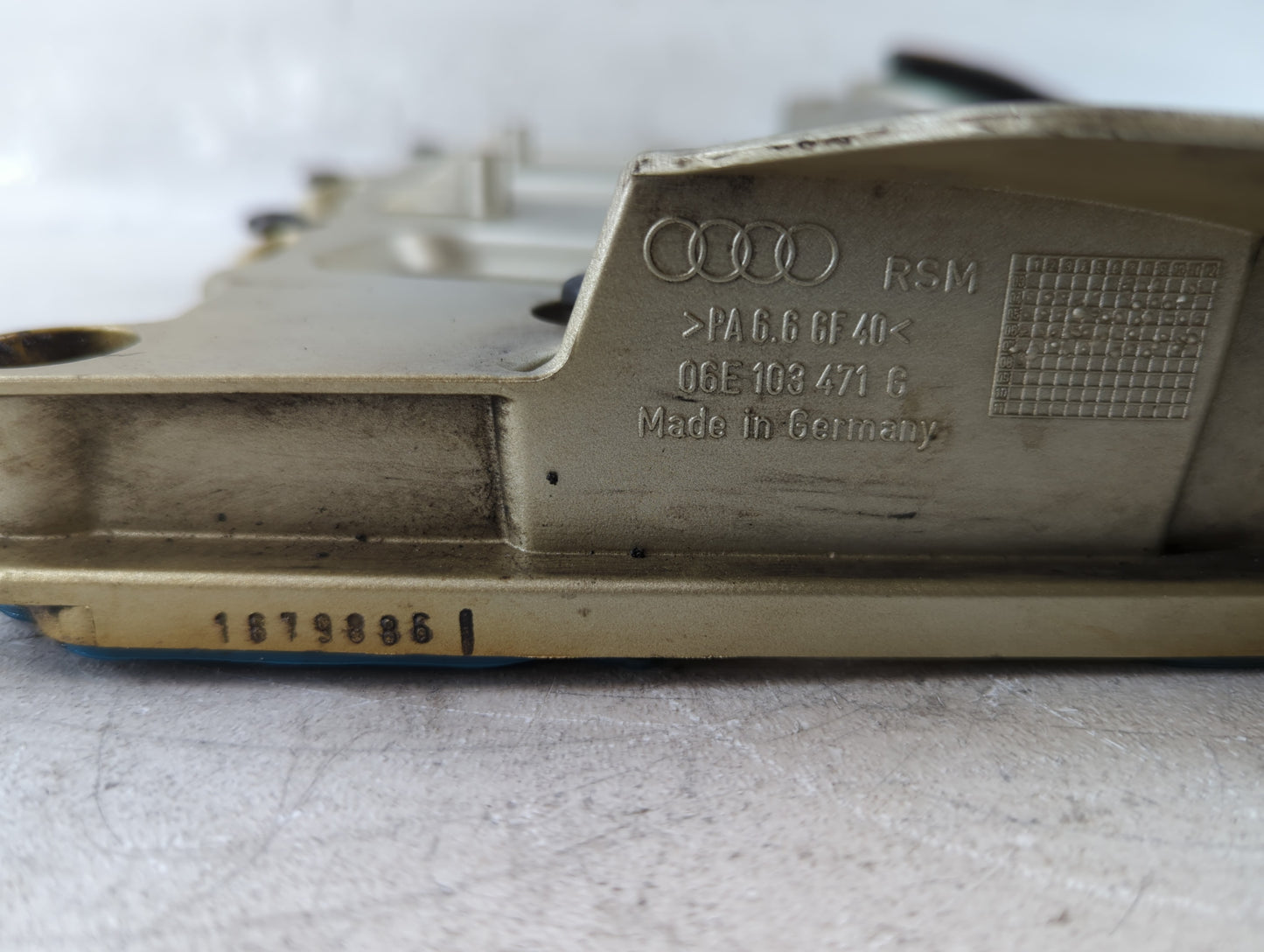 2008 Audi A6 Passenger Right Cylinder Head Valve Cover P/N:06E 103 471 G >PA6.6 6F 40< Fits OEM Used Auto Parts - Oemusedaut