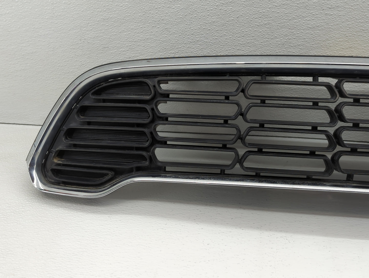 2006-2006 Bmw 325i Front Grille Bumper Not Included - Oemusedautoparts1.com