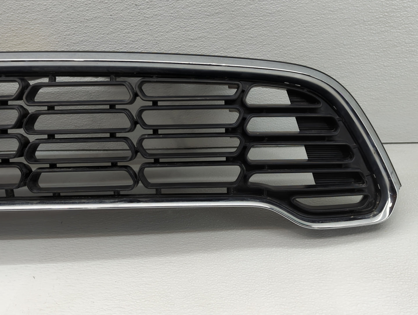 2006-2006 Bmw 325i Front Grille Bumper Not Included - Oemusedautoparts1.com