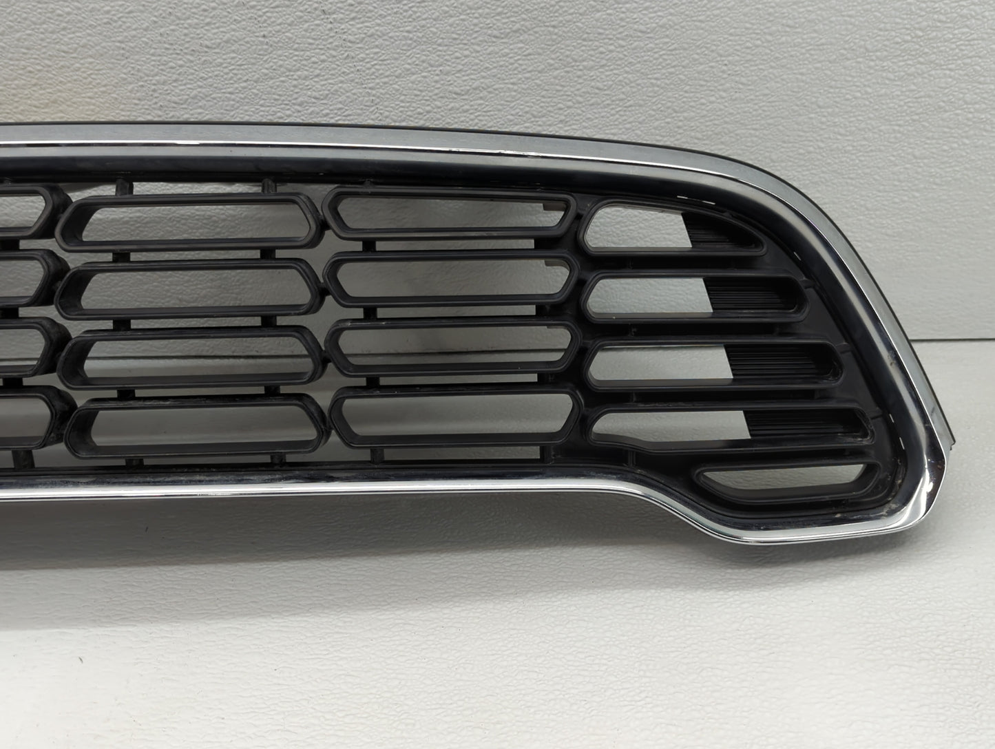 2006-2006 Bmw 325i Front Grille Bumper Not Included - Oemusedautoparts1.com