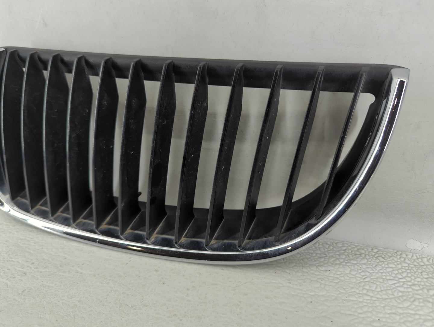2006-2006 Bmw 325i Front Grille Bumper Not Included - Oemusedautoparts1.com