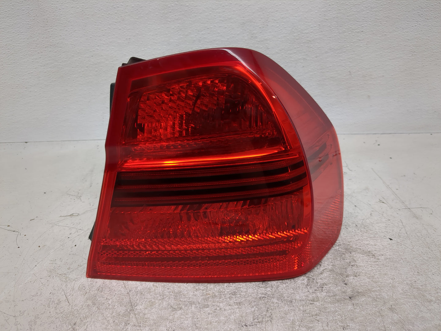 2007-2008 Bmw 328i Tail Light Assembly Passenger Right OEM Fits Fits 2006 2007 2008 OEM Used Auto Parts - Oemusedautoparts1.