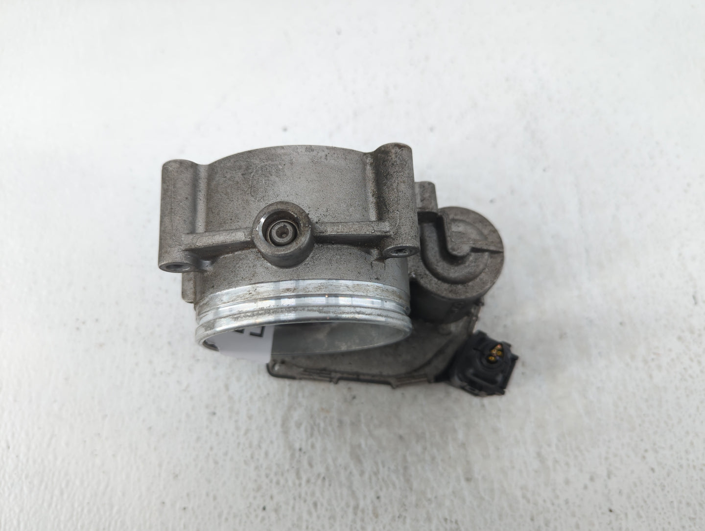 2007-2013 Bmw 328i Throttle Body P/N:7 556 118 Fits Fits 2007 2008 2009 2010 2011 2012 2013 OEM Used Auto Parts - Oemusedaut