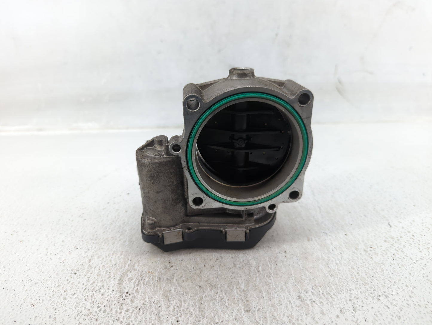 2007-2013 Bmw 328i Throttle Body P/N:7 556 118 Fits Fits 2007 2008 2009 2010 2011 2012 2013 OEM Used Auto Parts - Oemusedaut