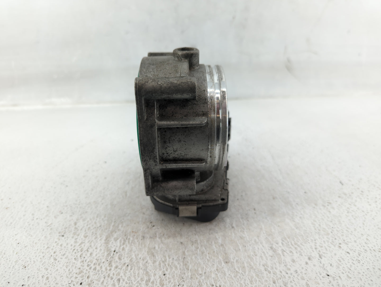 2007-2013 Bmw 328i Throttle Body P/N:7 556 118 Fits Fits 2007 2008 2009 2010 2011 2012 2013 OEM Used Auto Parts - Oemusedaut
