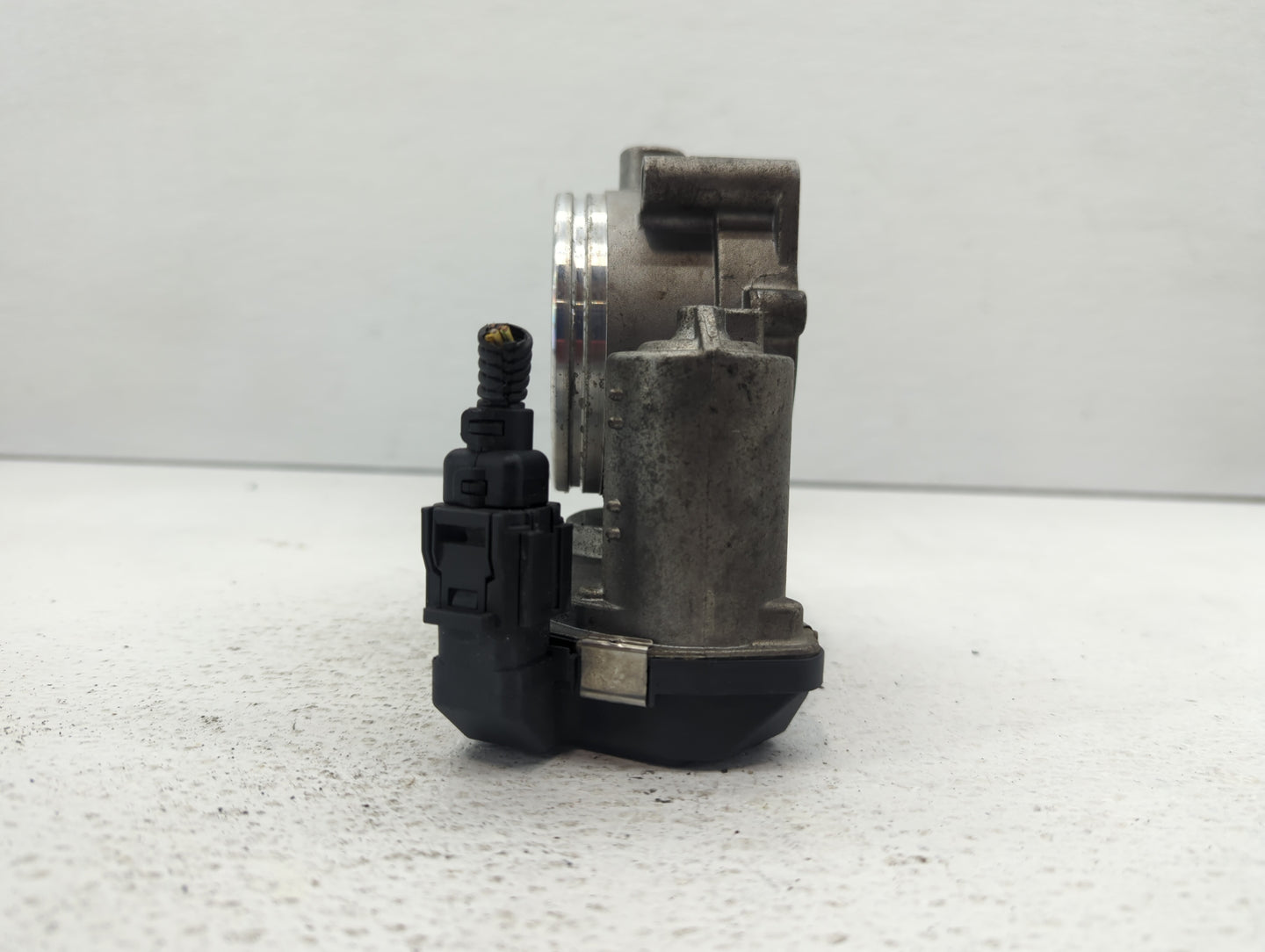 2008-2011 Bmw 528i Throttle Body P/N:1354 7556118-04 1354 7556118-03 Fits Fits 2007 2008 2009 2010 2011 2012 2013 OEM Used A