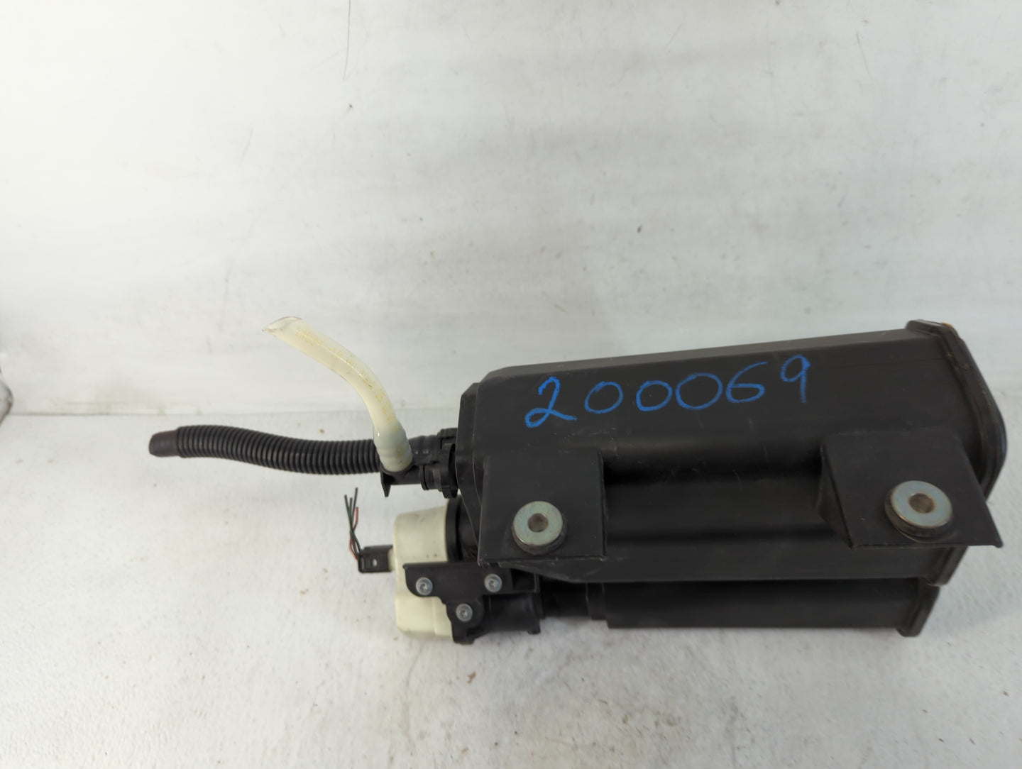 2008 Bmw 550i Fuel Vapor Charcoal Canister - Oemusedautoparts1.com