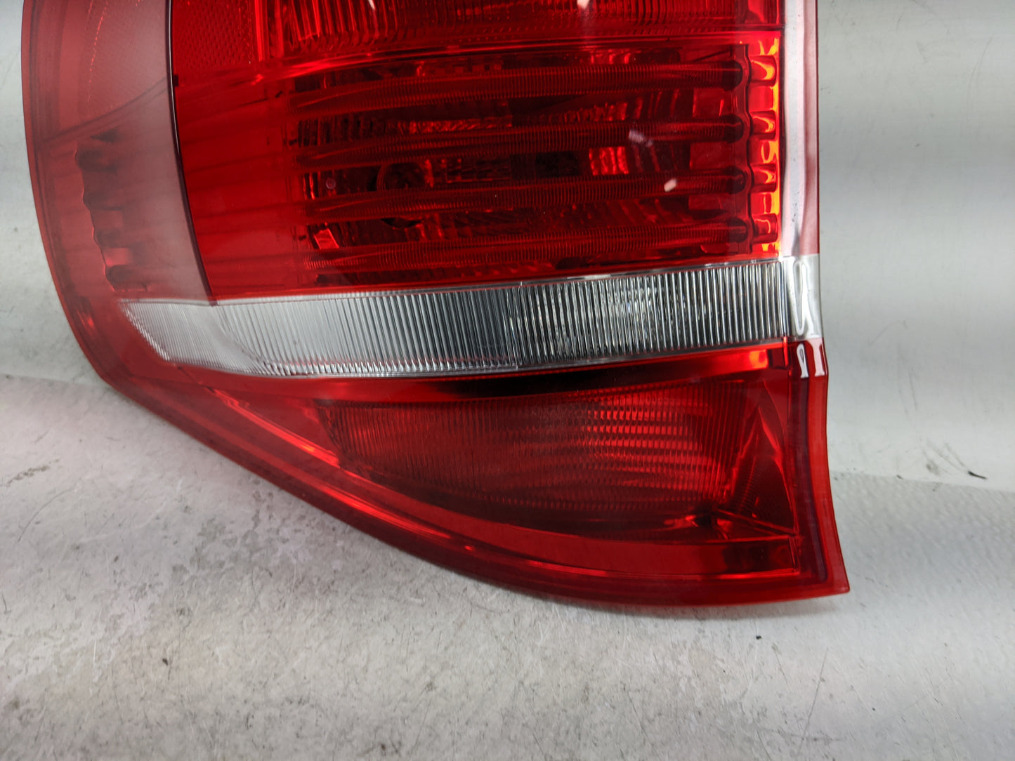 2007-2010 Bmw X5 Tail Light Assembly Passenger Right OEM P/N:7 200 820 Fits Fits 2007 2008 2009 2010 OEM Used Auto Parts - O