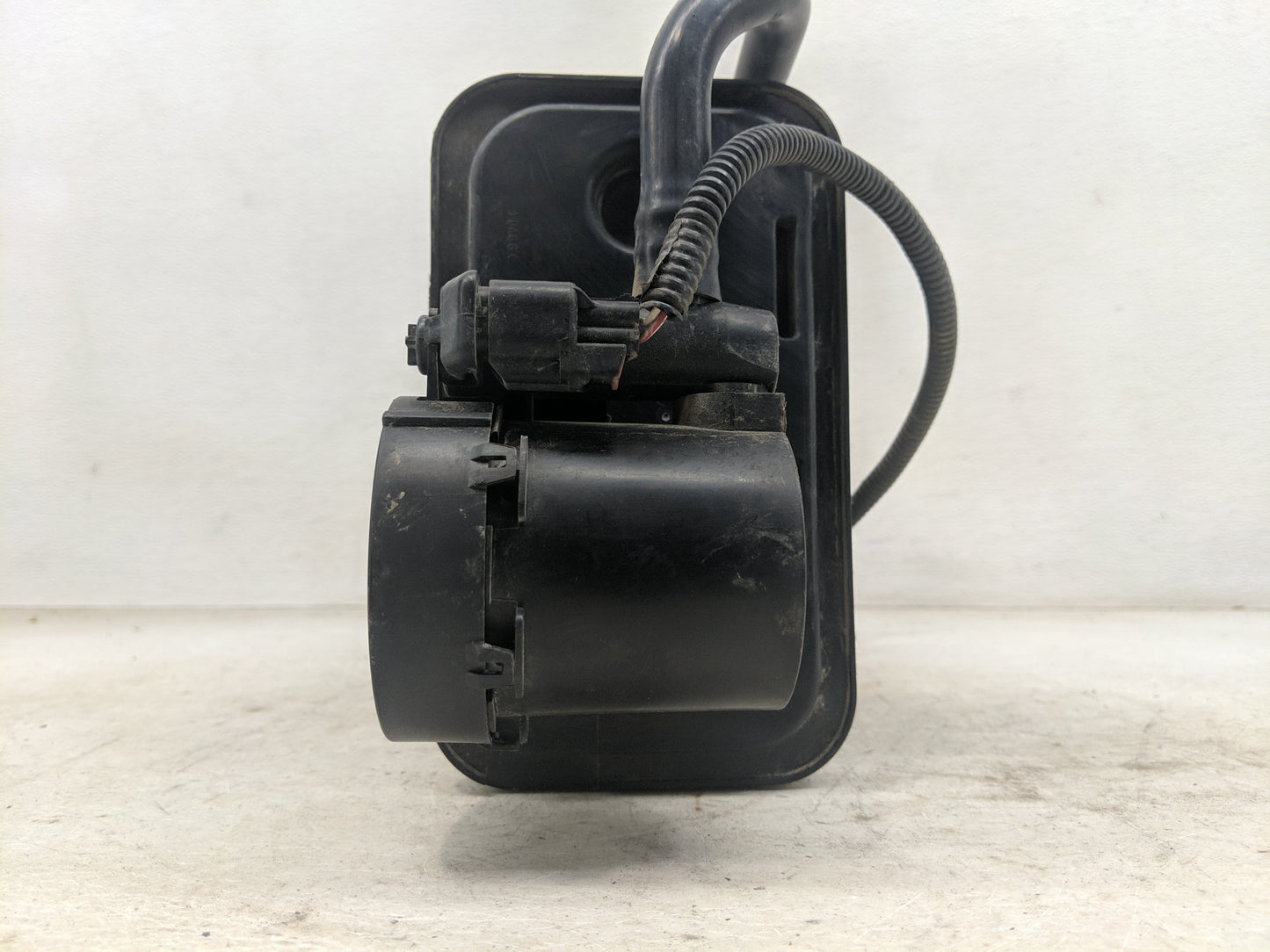 2008 Buick Enclave Fuel Vapor Charcoal Canister 1461930 - Oemusedautoparts1.com