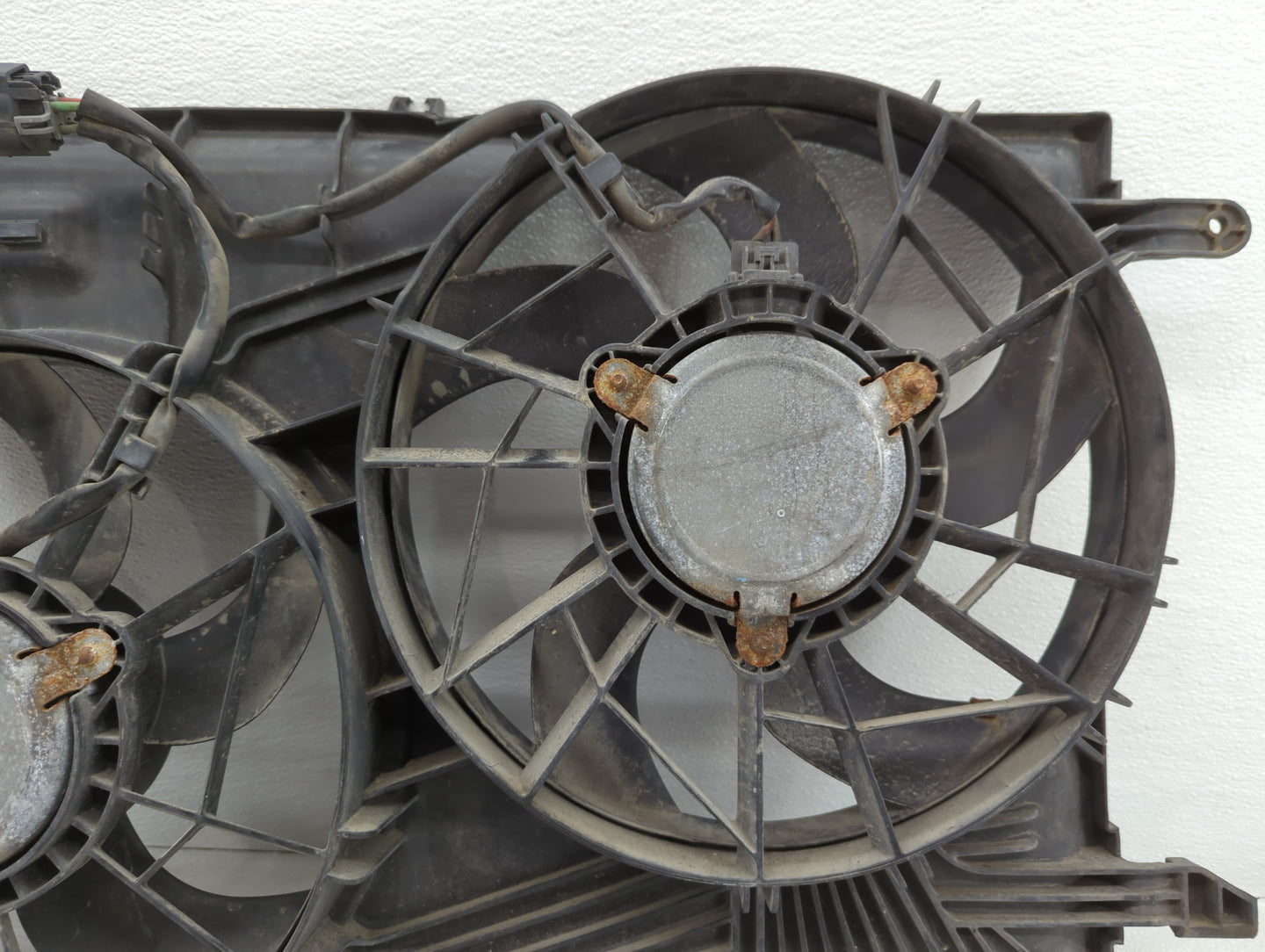 2008-2017 Buick Enclave Left Radiator Fan Motor Assembly - Oemusedautoparts1.com