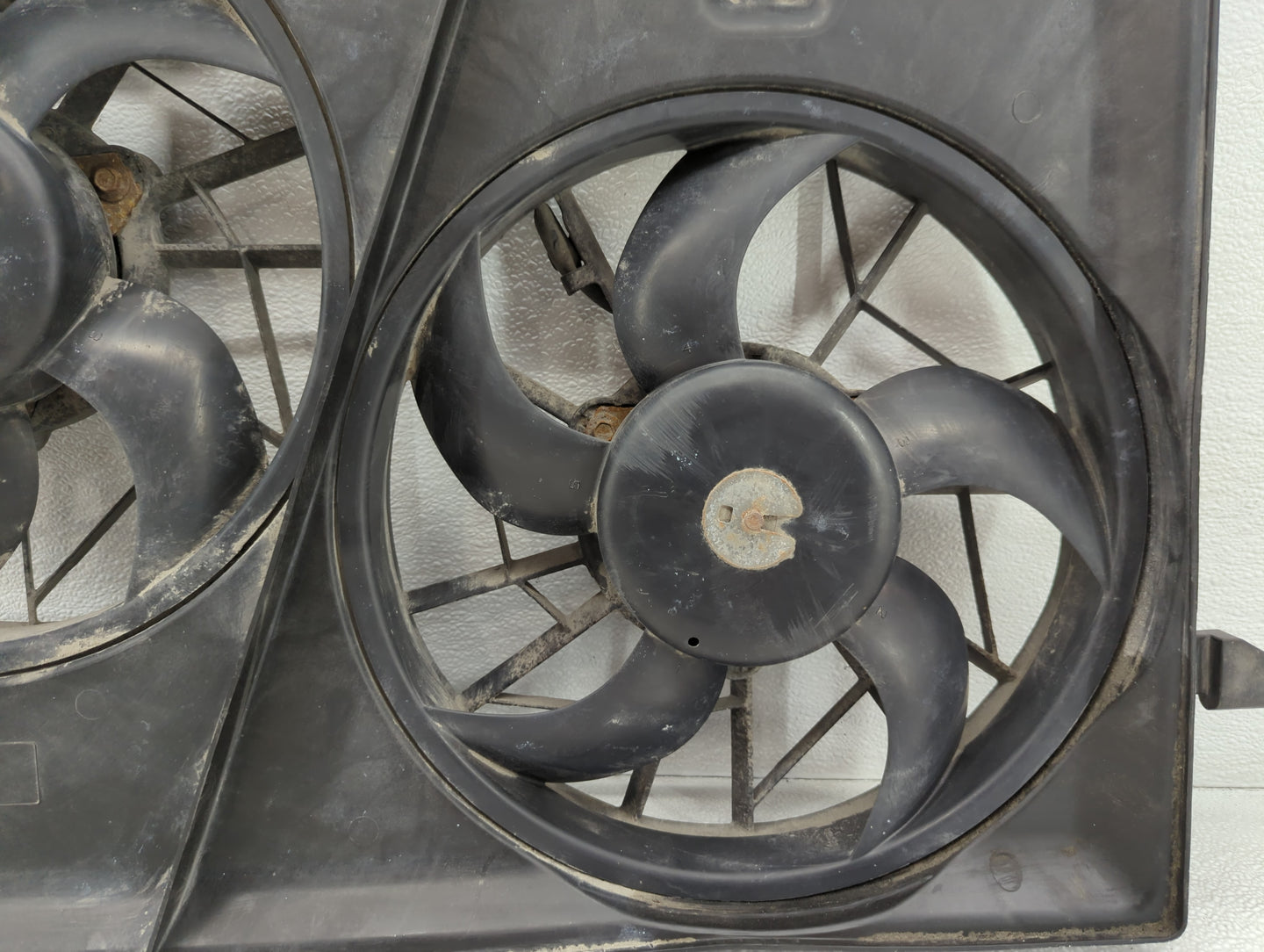 2008-2017 Buick Enclave Left Radiator Fan Motor Assembly - Oemusedautoparts1.com