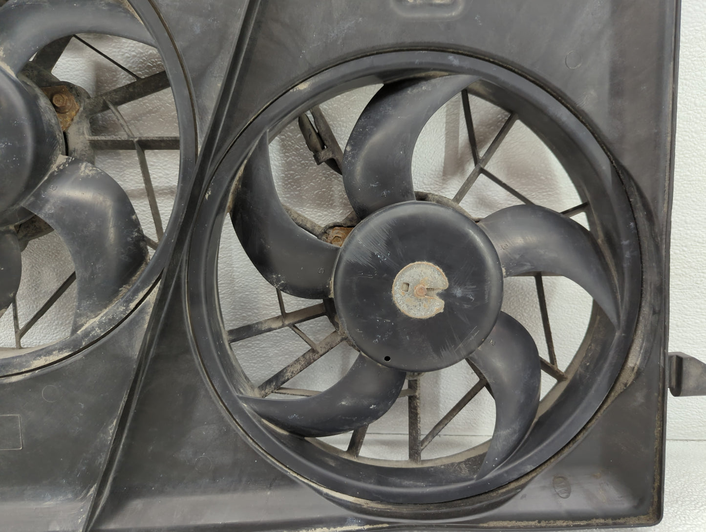 2008-2017 Buick Enclave Left Radiator Fan Motor Assembly - Oemusedautoparts1.com