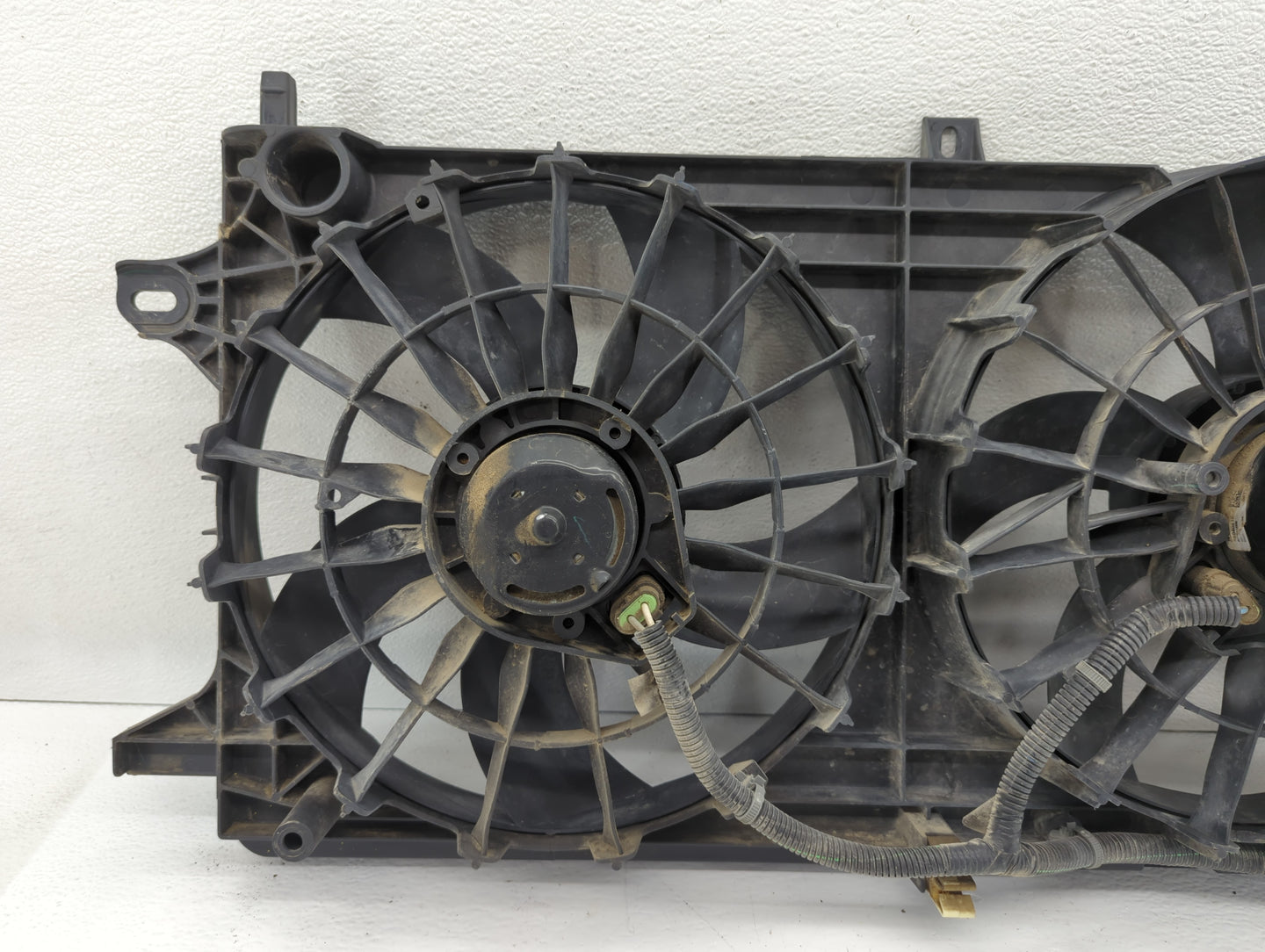 2005-2009 Buick Lacrosse Left Radiator Fan Motor Assembly Black - Oemusedautoparts1.com