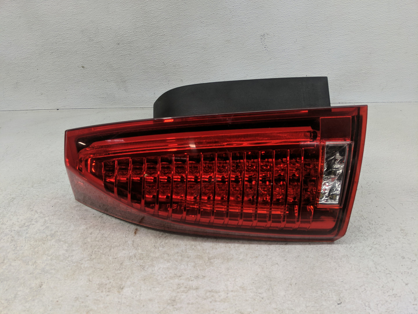 2008-2014 Cadillac Cts Driver Left Side Deck Lid Mounted Tail Light 1270326 - Oemusedautoparts1.com