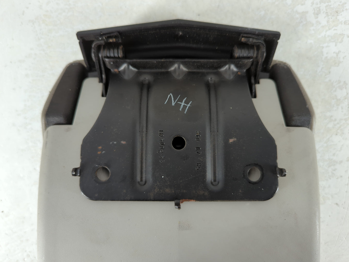 2008 Cadillac Cts Center Console Armrest Cover Lid Fits OEM Used Auto Parts - Oemusedautoparts1.com