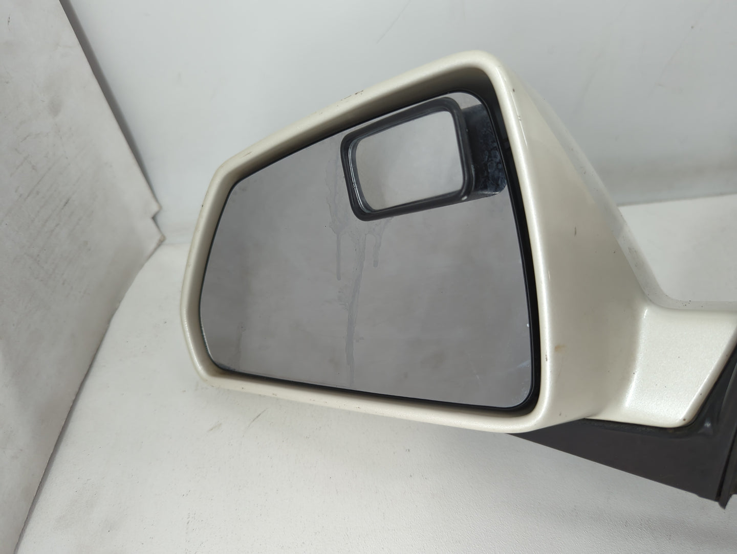2008-2014 Cadillac Cts Driver Side View Mirror - Left Door Mirror OEM Used - Oemusedautoparts1.com
