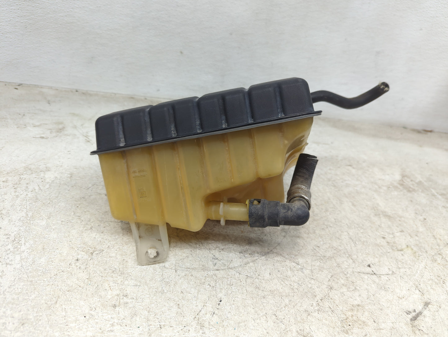 2006-2011 Cadillac Dts Radiator Coolant Overflow Expansion Tank Bottle 1449636 - Oemusedautoparts1.com