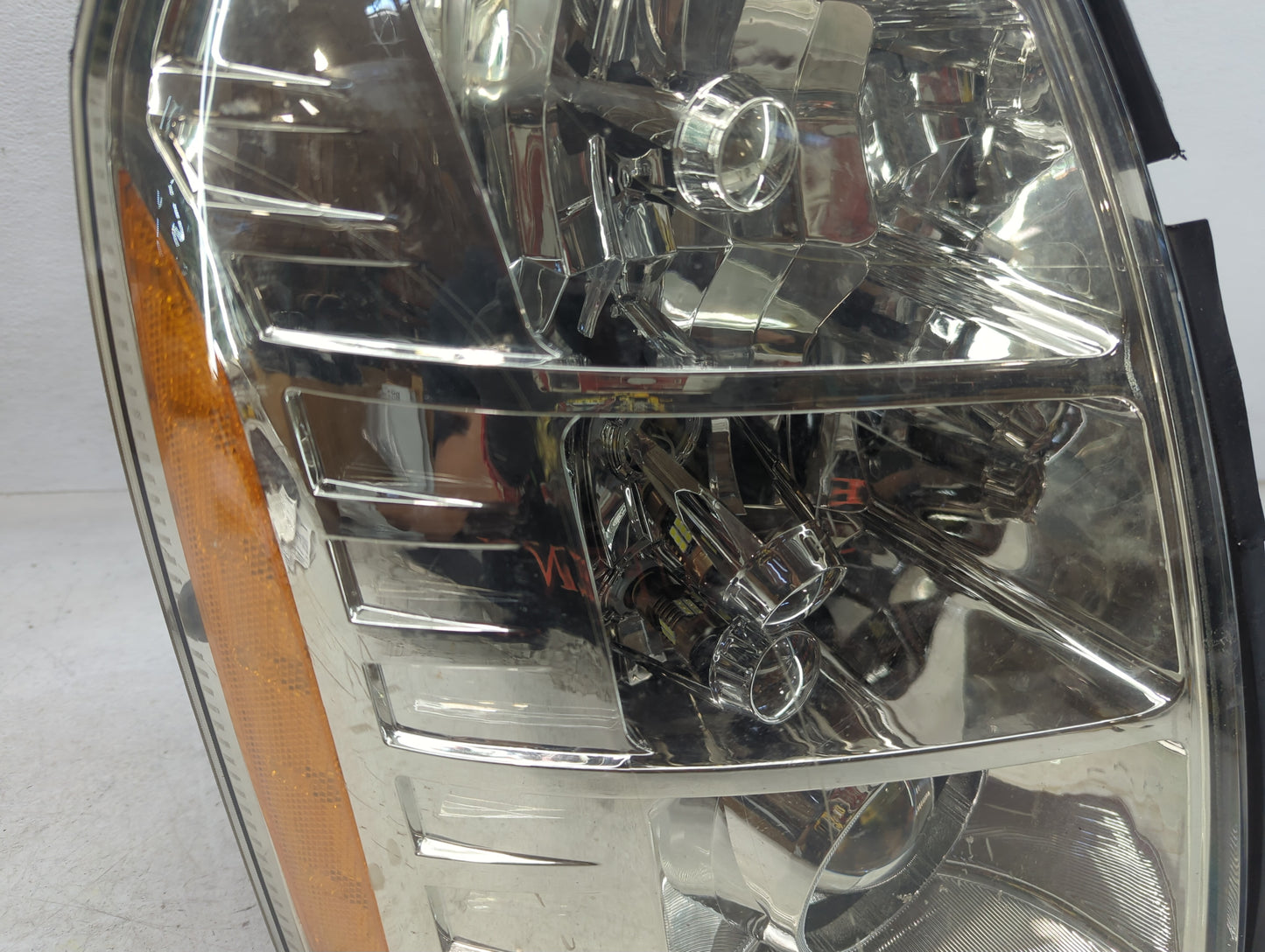 2007 Cadillac Escalade Passenger Right Oem Head Light Headlight Lamp - Oemusedautoparts1.com