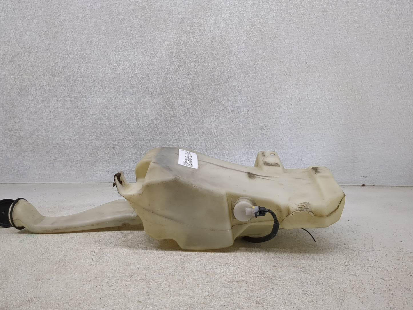 2007-2014 Cadillac Escalade Windshield Washer Fluid Reservoir Bottle Oem - Oemusedautoparts1.com