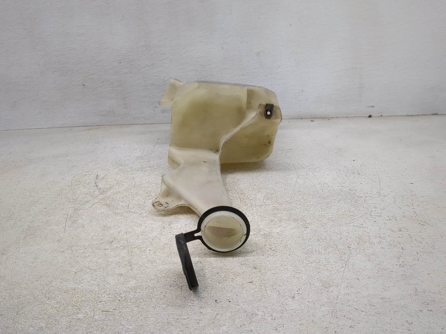 2007-2014 Cadillac Escalade Windshield Washer Fluid Reservoir Bottle Oem - Oemusedautoparts1.com