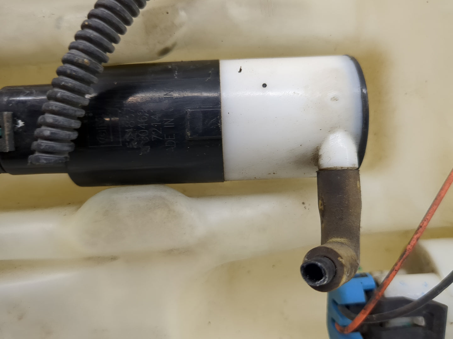 2007-2014 Cadillac Escalade Windshield Washer Fluid Reservoir Bottle Oem - Oemusedautoparts1.com