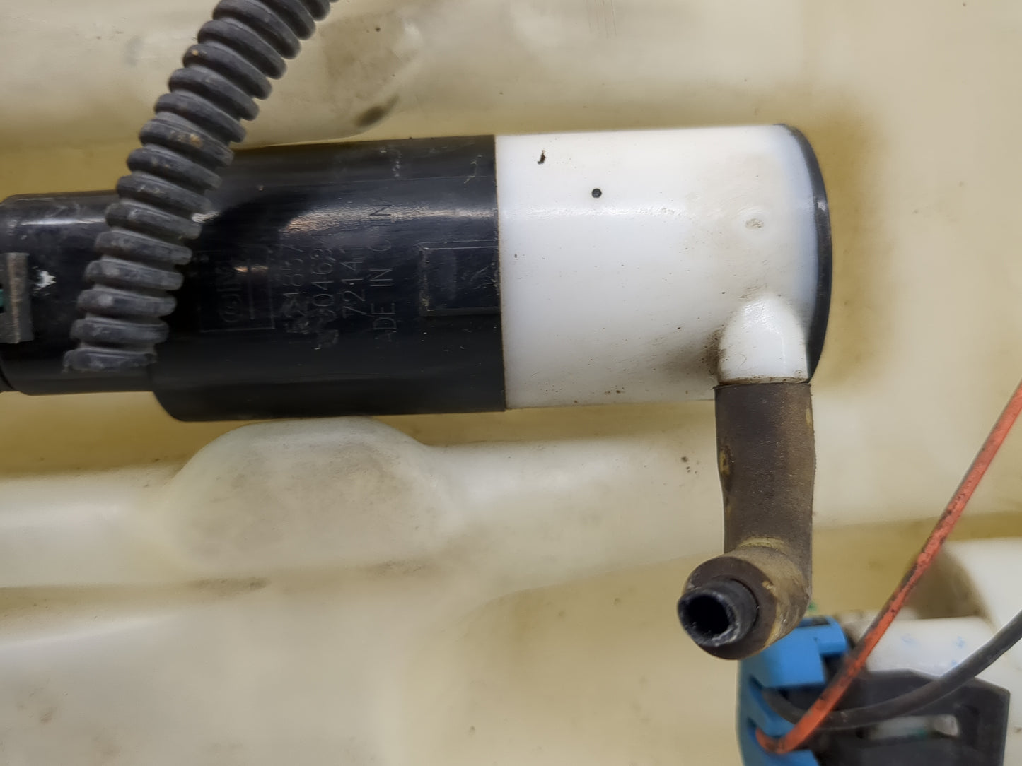 2007-2014 Cadillac Escalade Windshield Washer Fluid Reservoir Bottle Oem - Oemusedautoparts1.com