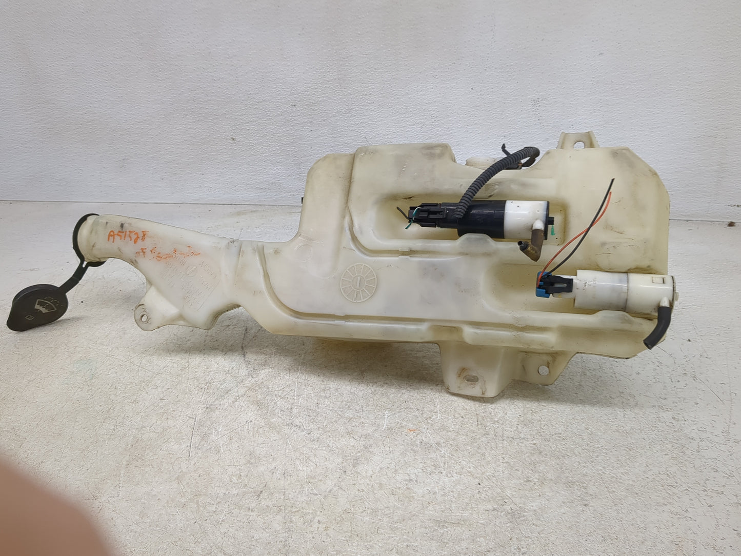 2007-2014 Cadillac Escalade Windshield Washer Fluid Reservoir Bottle Oem - Oemusedautoparts1.com